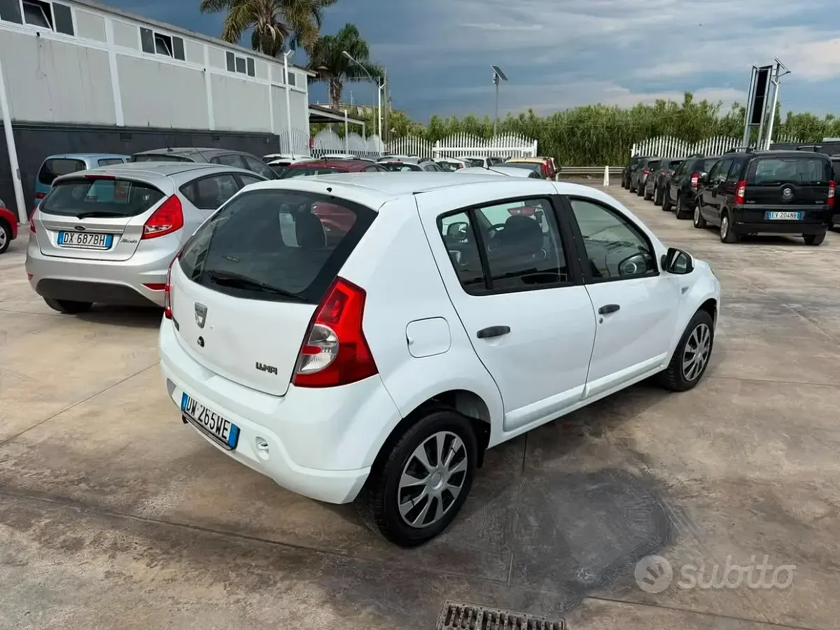 Usata Dacia Sandero Lauréate 72 CV (52 kW) 2009 Bianco Berlina