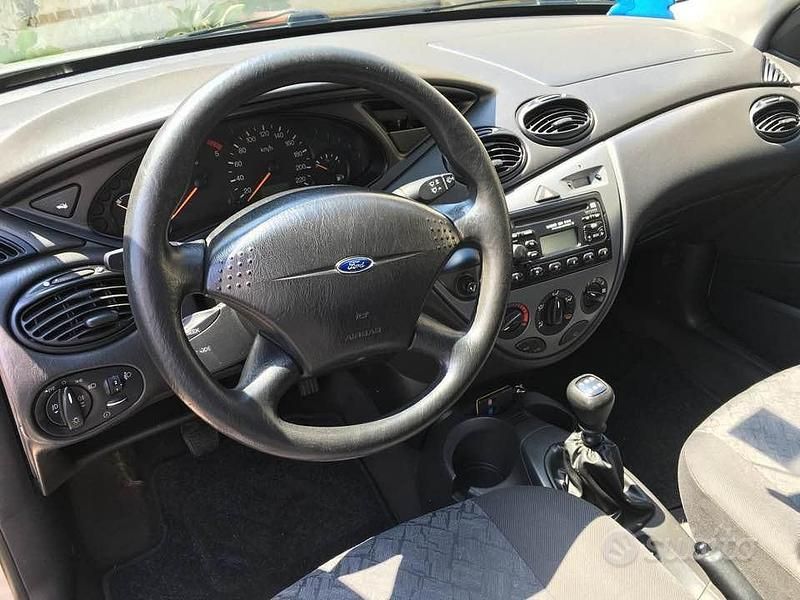 Usata Ford Focus Ambiente 90 CV (66 kW) 2001 Grigio Berlina