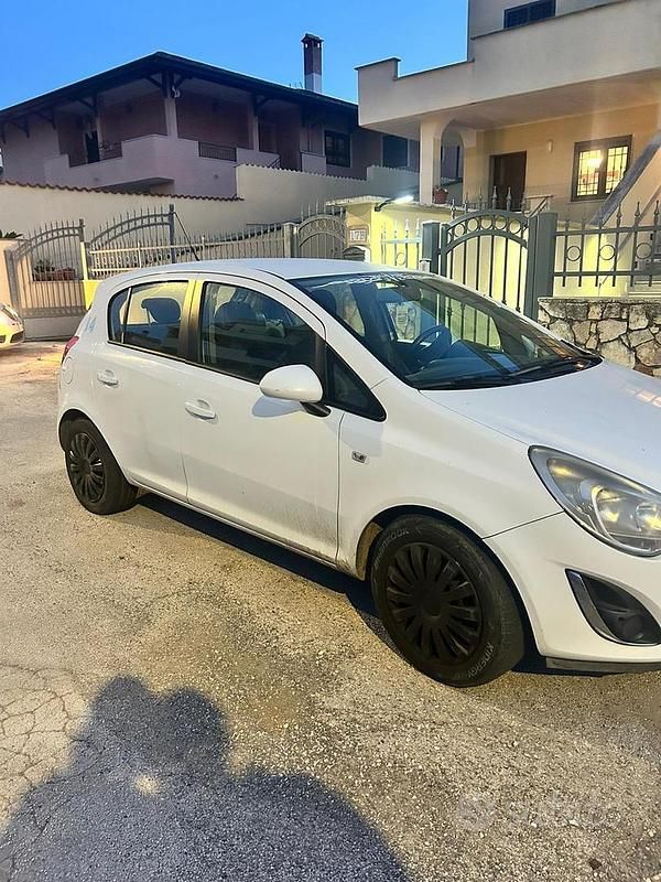 Bianco Usata 2013 Opel Corsa Tre volumi | 1500 € (Ottimo prezzo) - Immagine 1/4
