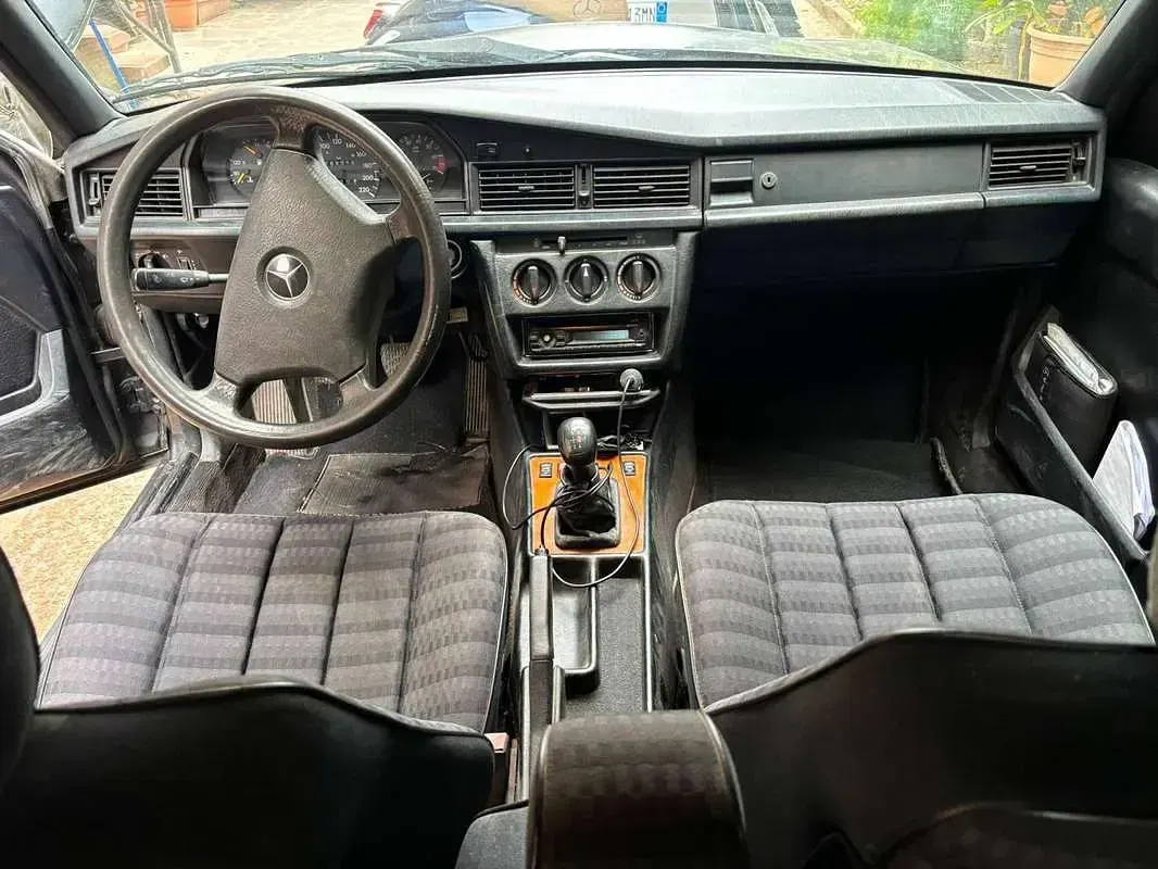 Usata Mercedes 190 118 CV (86 kW) 1992 Grigio Berlina