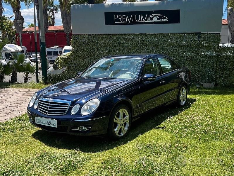 Usata Mercedes E320 Avantgarde 224 CV (164 kW) 2007 Blu Berlina