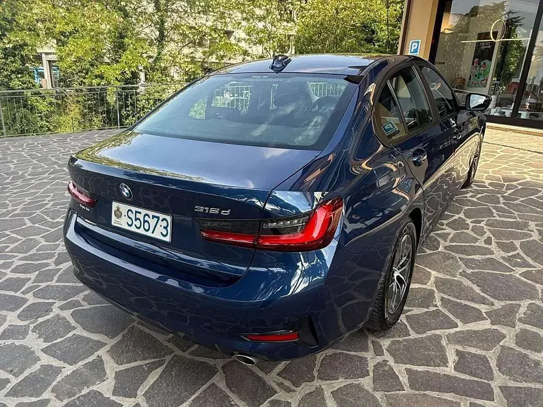 Usata BMW 316 Advantage 122 CV (89 kW) 2022 Blu/azzurro Berlina