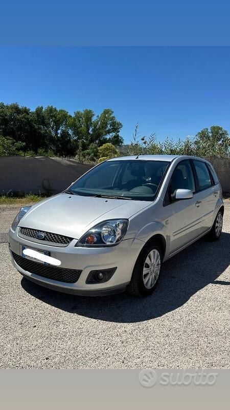 Usata Ford Fiesta 68 CV (50 kW) 2008 Grigio Utilitaria