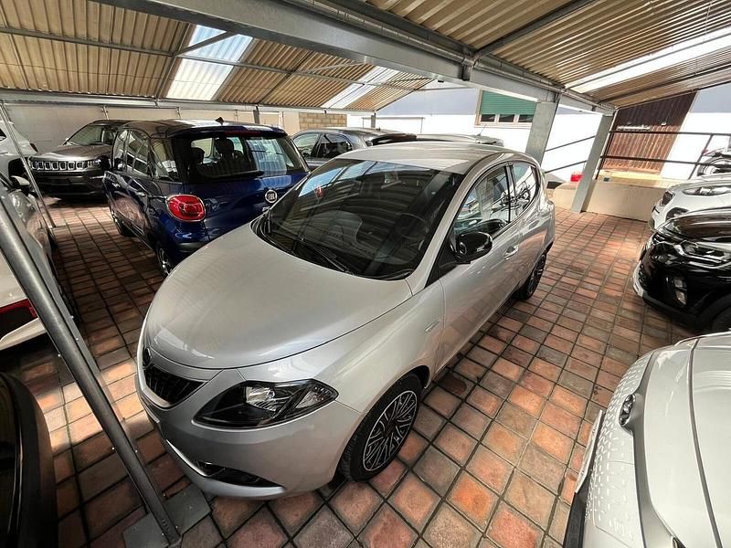 Usata Lancia Ypsilon Gold 69 CV (50 kW) 2021 Grigio Utilitaria