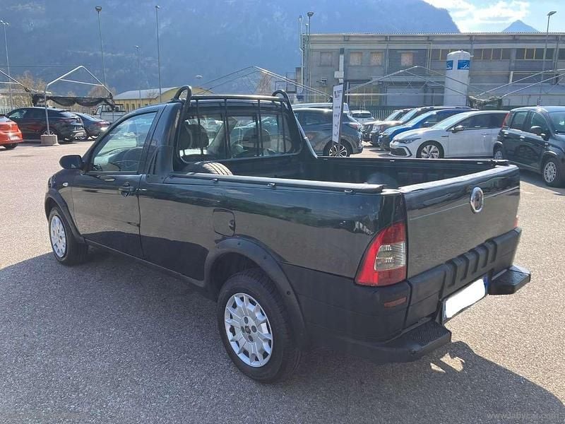 Usata Fiat Strada 86 CV (63 kW) 2009 Nero Pick-up