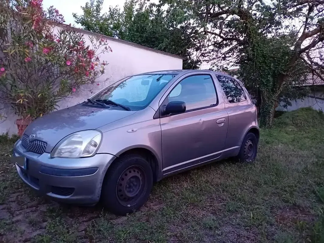 Usata Toyota Yaris 65 CV (47 kW) 2004 Grigio Utilitaria