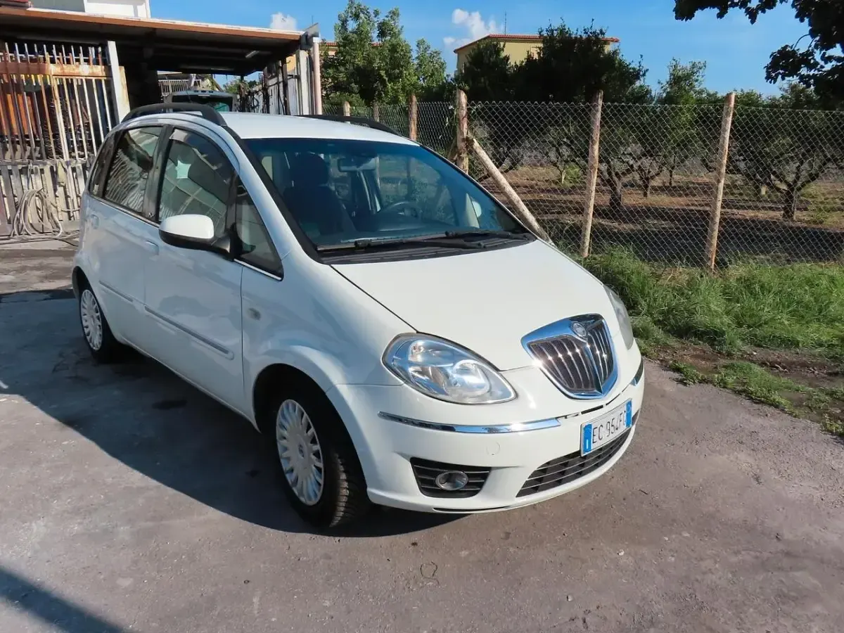 Usata Lancia Musa 90 CV (66 kW) 2010 Bianco Monovolume