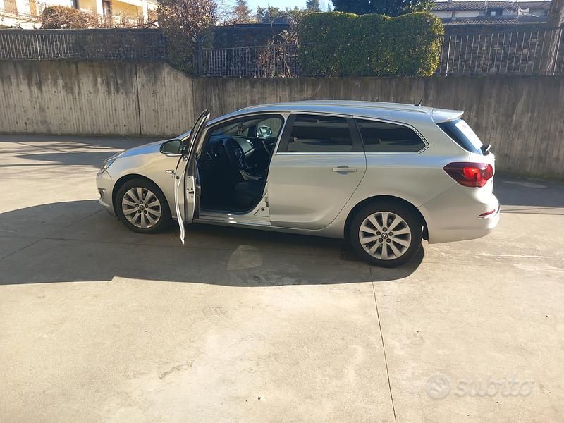 Grigio Usata 2013 Opel Astra Station wagon | 5000 € (Buon prezzo) - Immagine 1/3