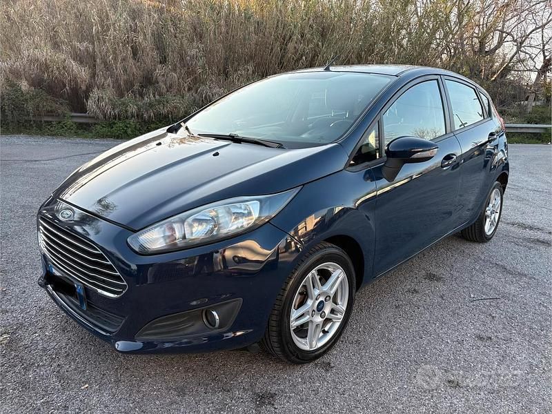 Usata Ford Fiesta 92 CV (67 kW) 2014 Blu Berlina