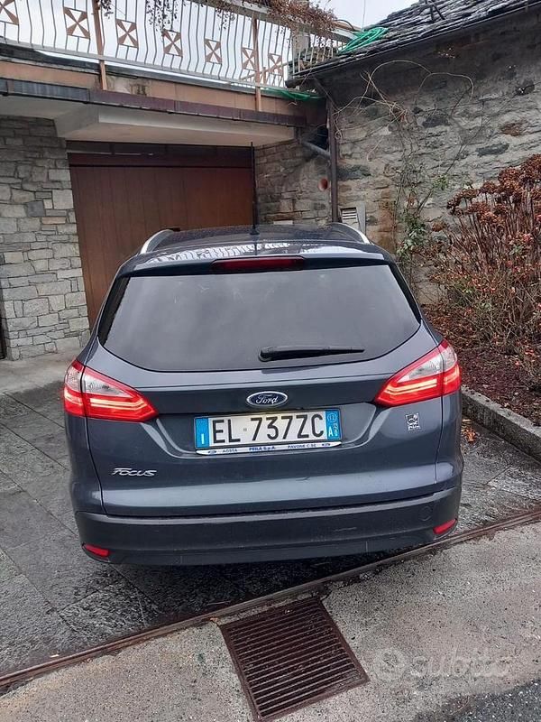 Usata Ford Focus Titanium 95 CV (69 kW) 2012 Blu Station wagon