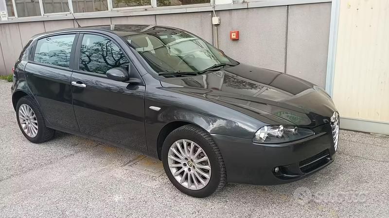 Usata Alfa Romeo 147 105 CV (77 kW) 2008 Grigio Utilitaria