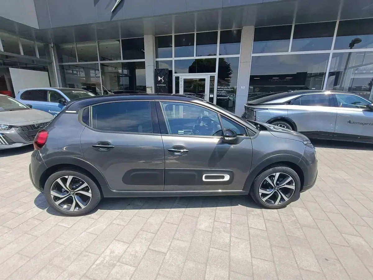 Usata Citroën C3 Shine 110 CV (80 kW) 2022 Grigio platinum / tetto nero Utilitaria