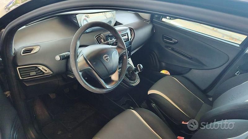 Usata Lancia Ypsilon 69 CV (50 kW) 2015 Rosso Utilitaria
