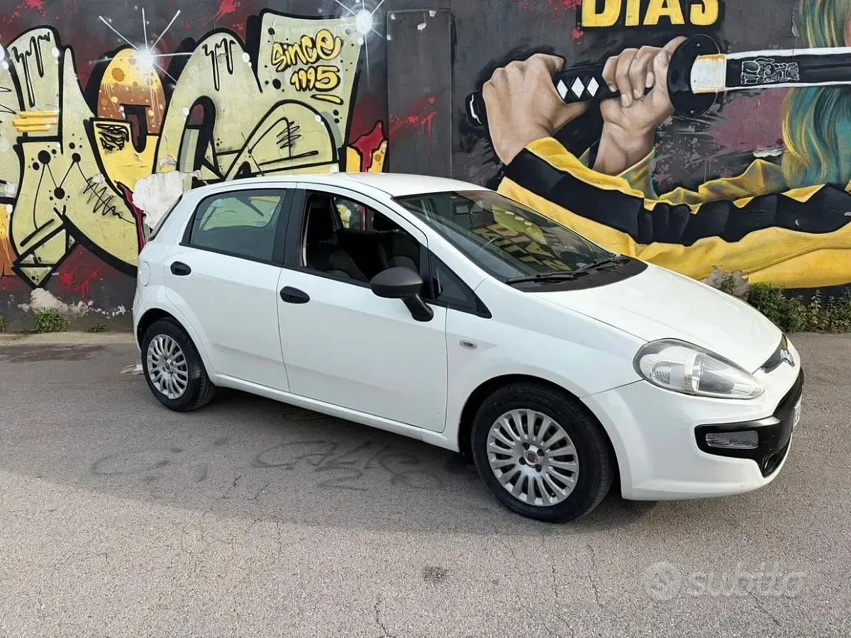 Usata Fiat Punto Street 75 CV (55 kW) 2015 Bianco Utilitaria