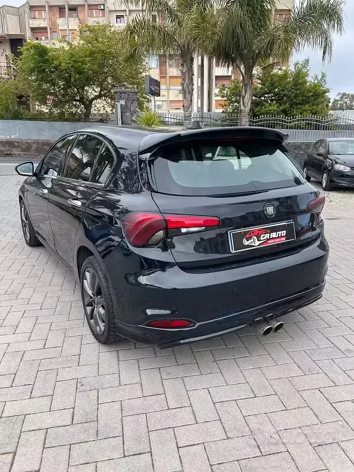 Usata Fiat Tipo Lounge 120 CV (88 kW) 2017 Nero Berlina