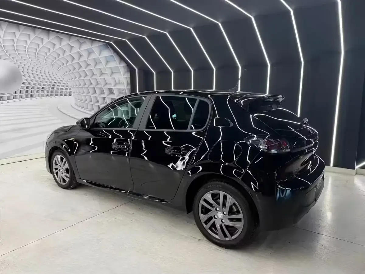 Usata Peugeot 208 GT-line 101 CV (74 kW) 2022 Nero Utilitaria