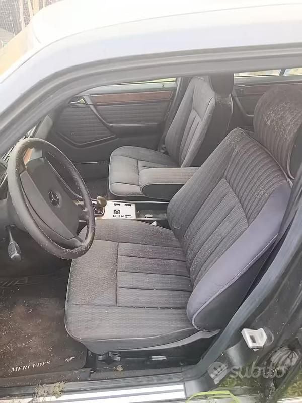 Usata Mercedes E200 122 CV (89 kW) 1990 Nero Berlina
