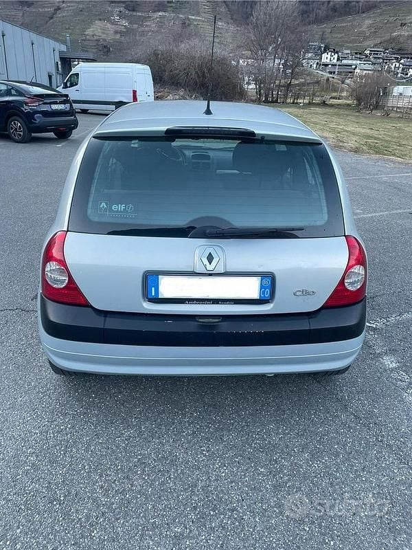 Usata Renault Clio II 75 CV (55 kW) 2003 Grigio Berlina
