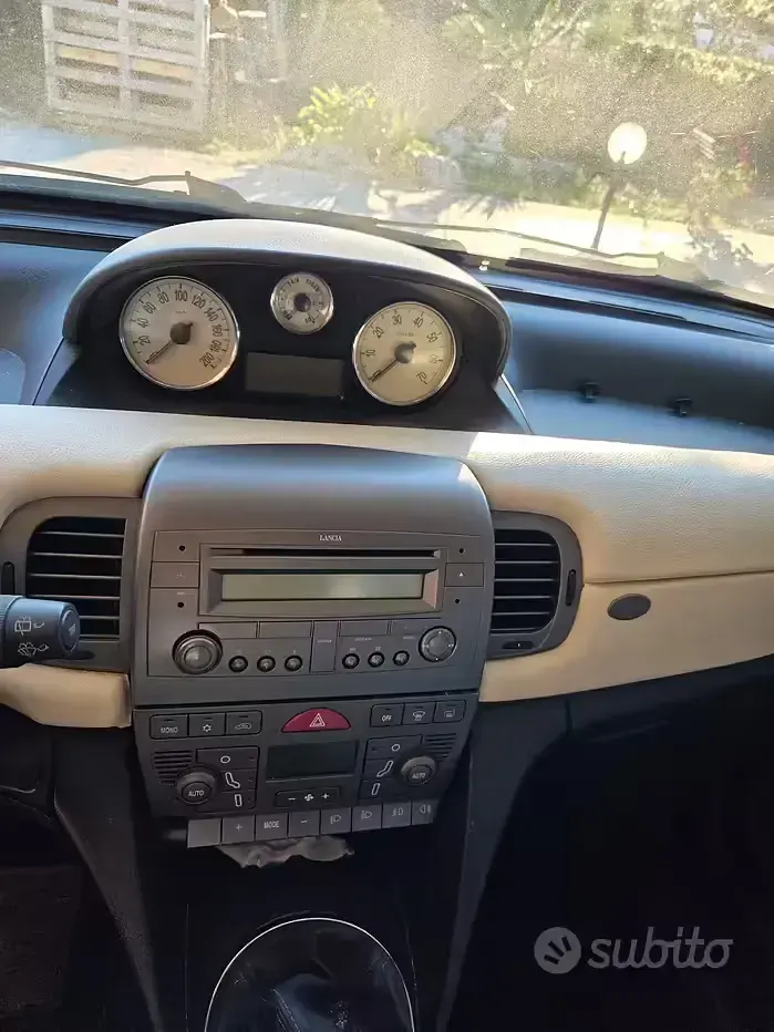 Usata Lancia Ypsilon 69 CV (50 kW) 2004 Grigio Utilitaria
