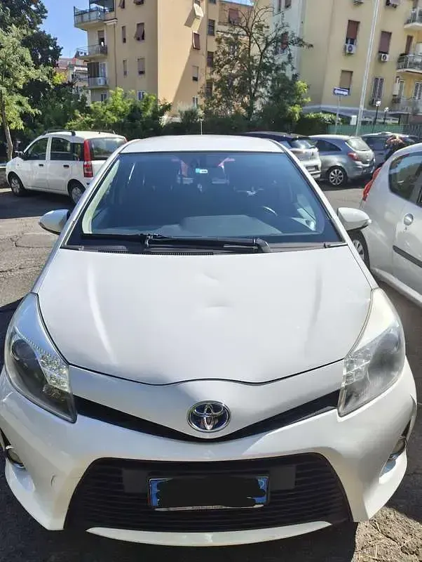 Usata Toyota Yaris Hybrid Lounge 75 CV (55 kW) 2014 Berlina