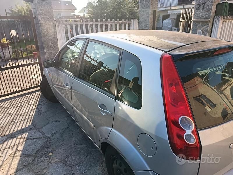 Usata Ford Fiesta 2002 Grigio Berlina