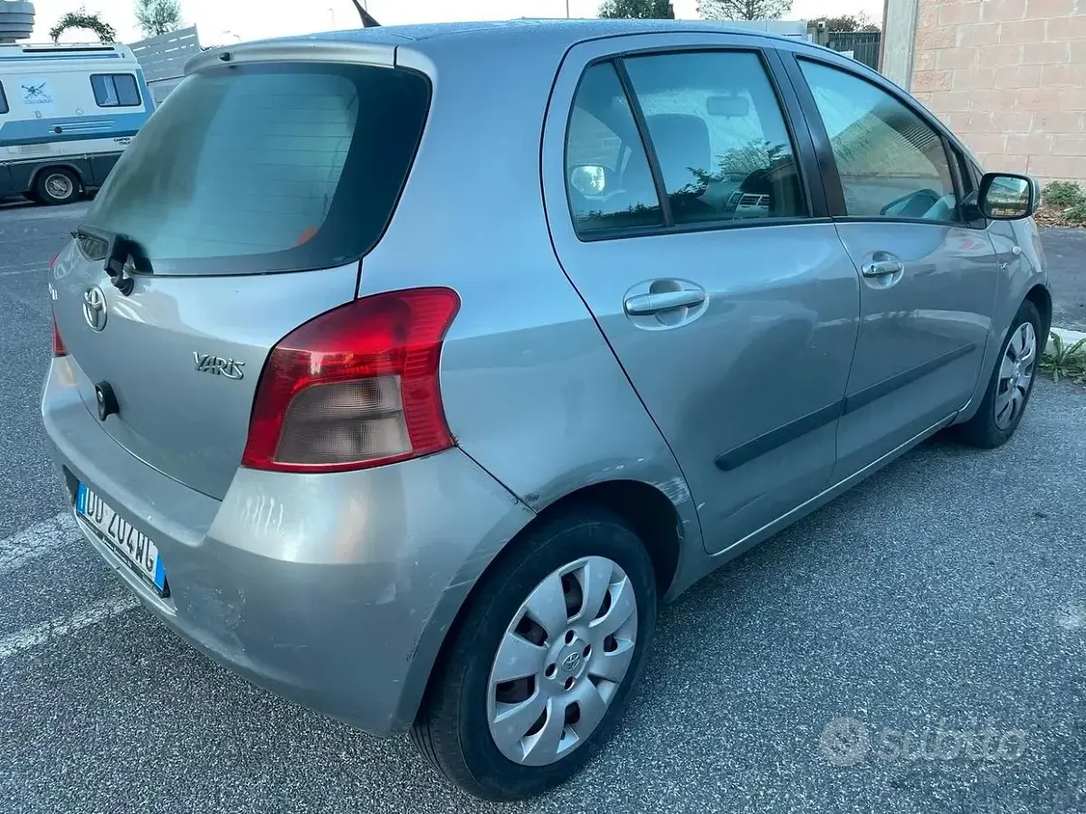 Usata Toyota Yaris Sol 90 CV (66 kW) 2006 Grigio Berlina
