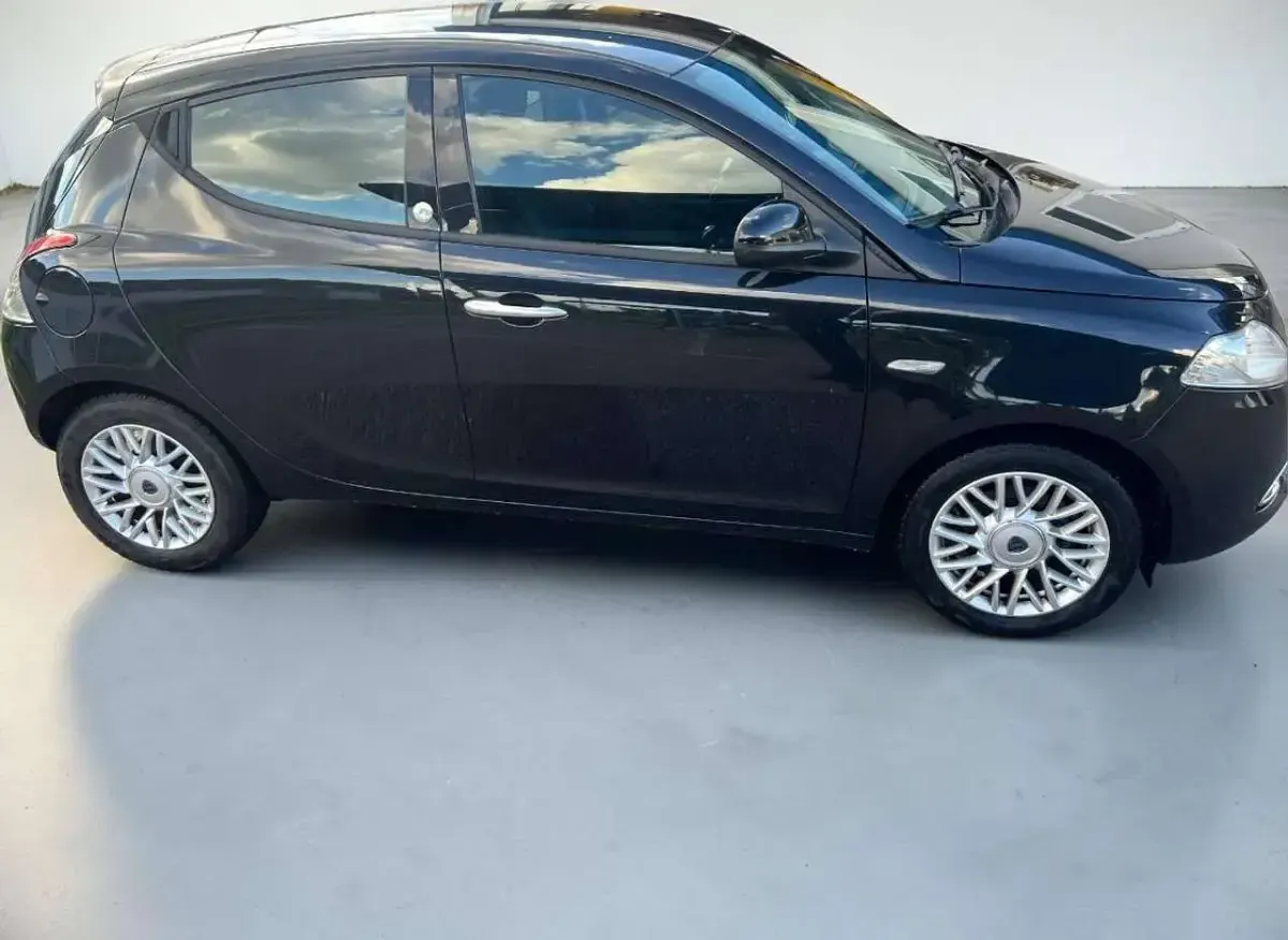 Usata Lancia Ypsilon Gold 69 CV (50 kW) 2015 Nero Utilitaria