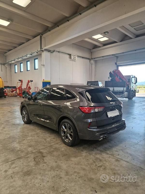 Usata Ford Kuga 152 CV (111 kW) 2020 Grigio SUV