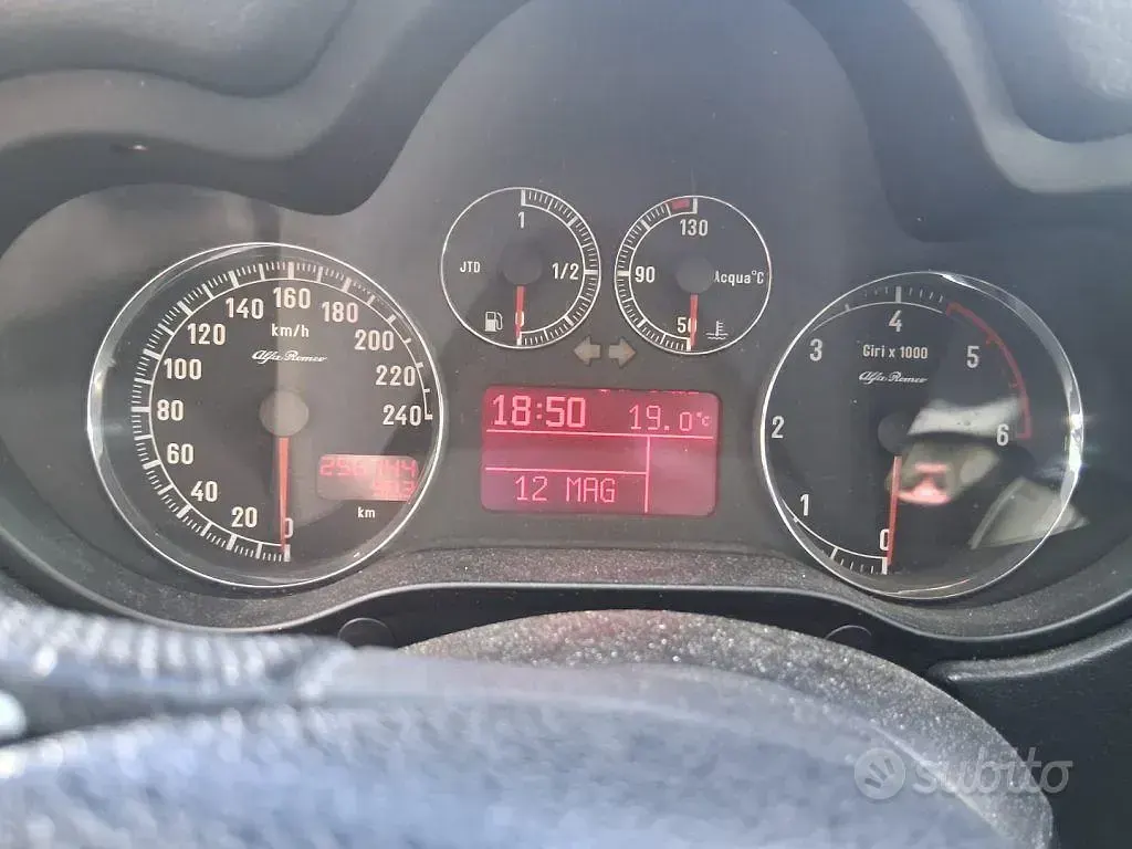 Usata Alfa Romeo 147 Distinctive 120 CV (88 kW) 2006 Grigio Utilitaria