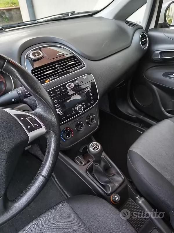 Usata Fiat Punto Lounge 85 CV (62 kW) 2015 Bianco Utilitaria