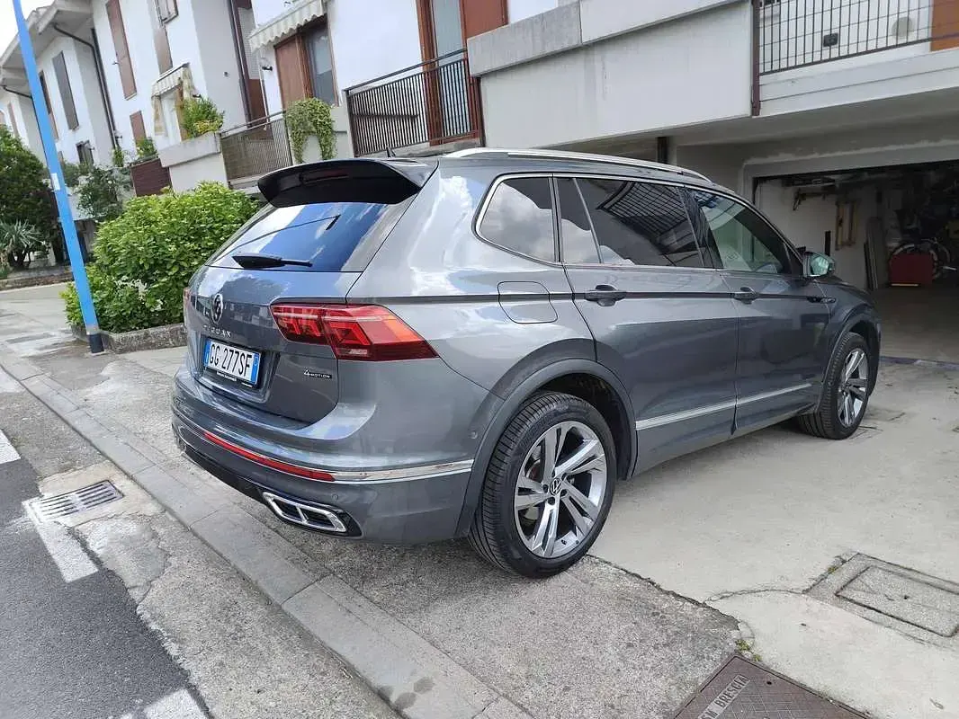 Usata VW Tiguan Allspace R-line 150 CV (110 kW) 2022 Grigio SUV