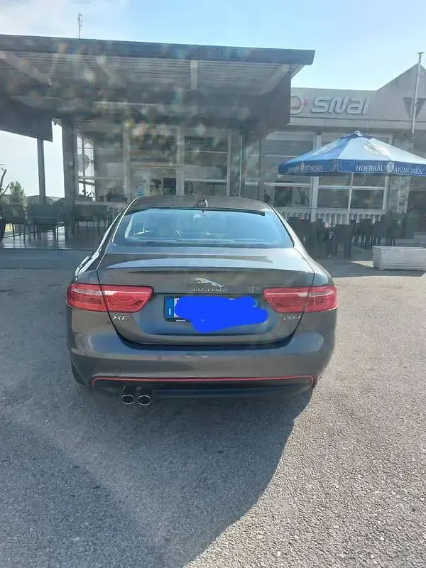 Usata Jaguar XE Business Edition 179 CV (131 kW) 2016 Argento Berlina