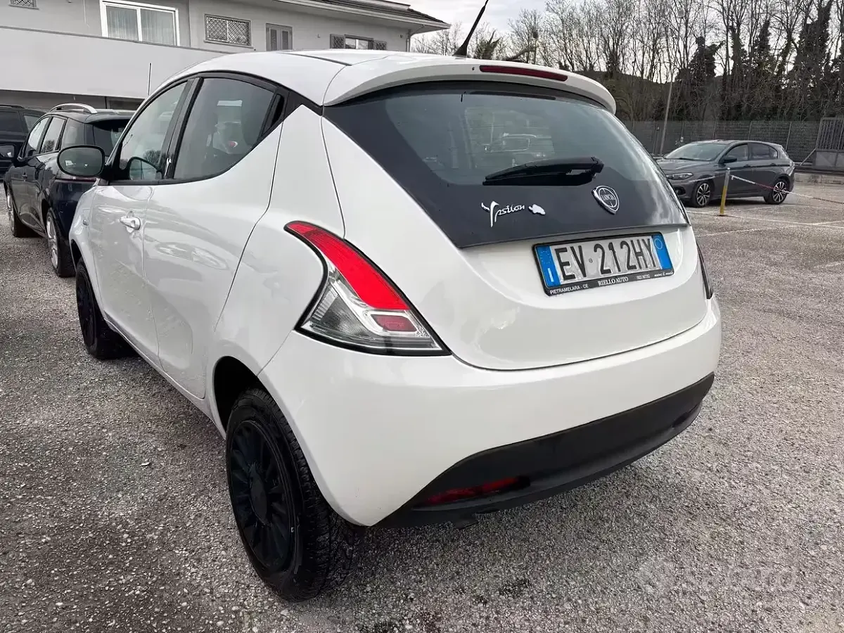 Usata Lancia Ypsilon 80 CV (58 kW) 2014 Bianco Utilitaria