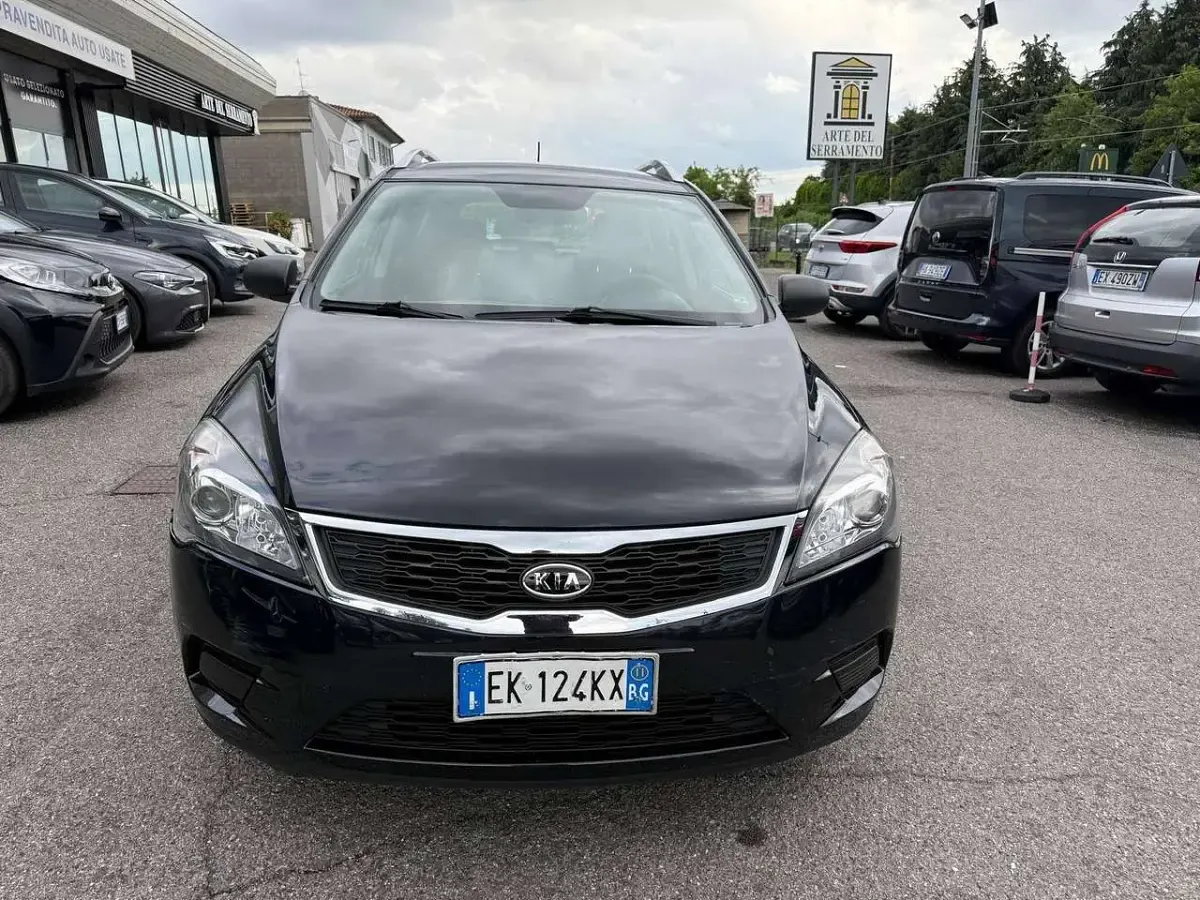 Begagnad Kia Ceed LX 90 HK (66 kW) 2011 Svart Halvkombi