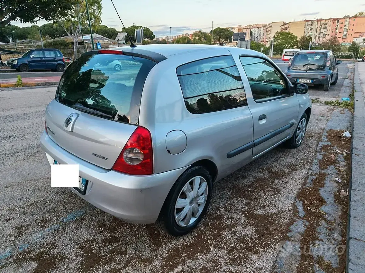 Usata Renault Clio II 75 CV (55 kW) 2007 Grigio Berlina