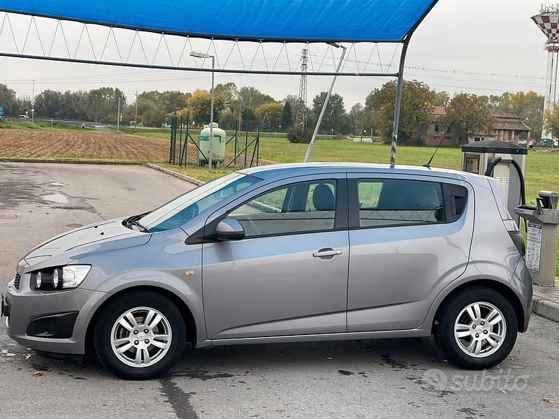 Grigio Usata 2012 Chevrolet Aveo Tre volumi | 3600 € (Buon prezzo) - Immagine 1/4