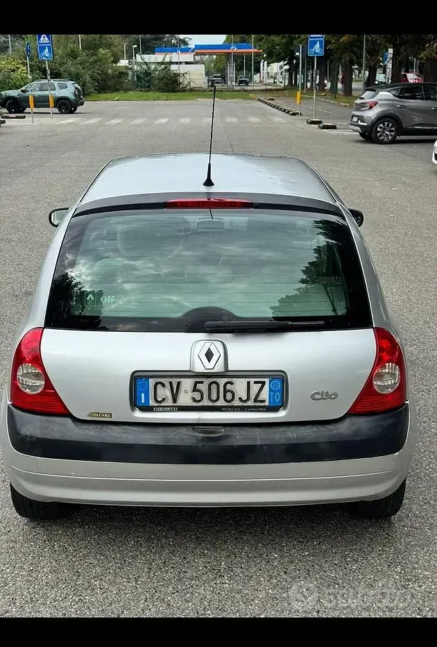 Usata Renault Clio II 75 CV (55 kW) 2005 Grigio Berlina
