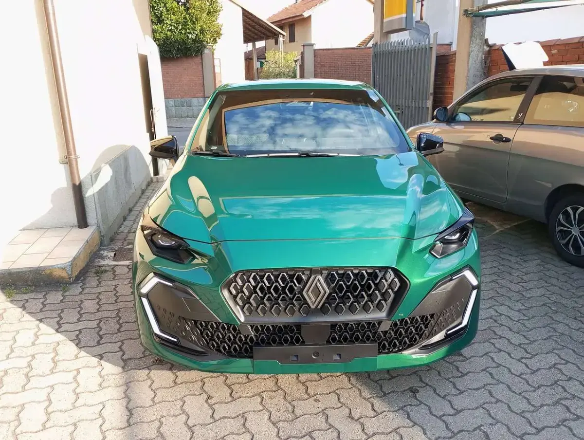 Nuova Renault Clio V Evolution 120 CV (88 kW) 2025 Verde Berlina