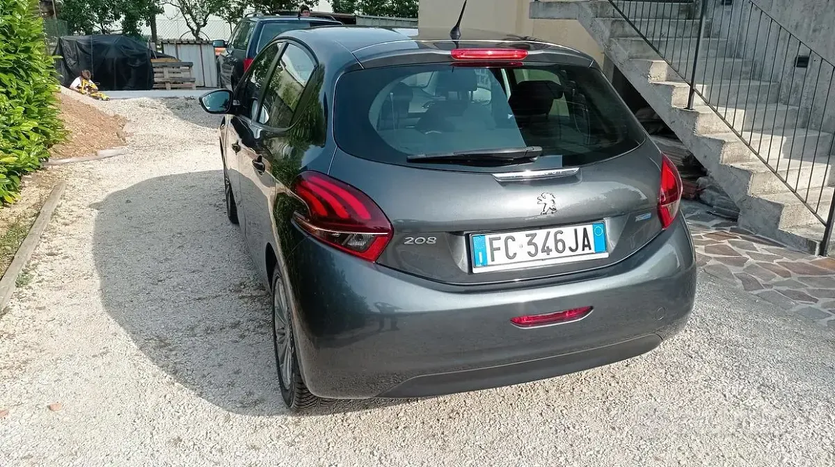 Usata Peugeot 208 75 CV (55 kW) 2016 Grigio Utilitaria