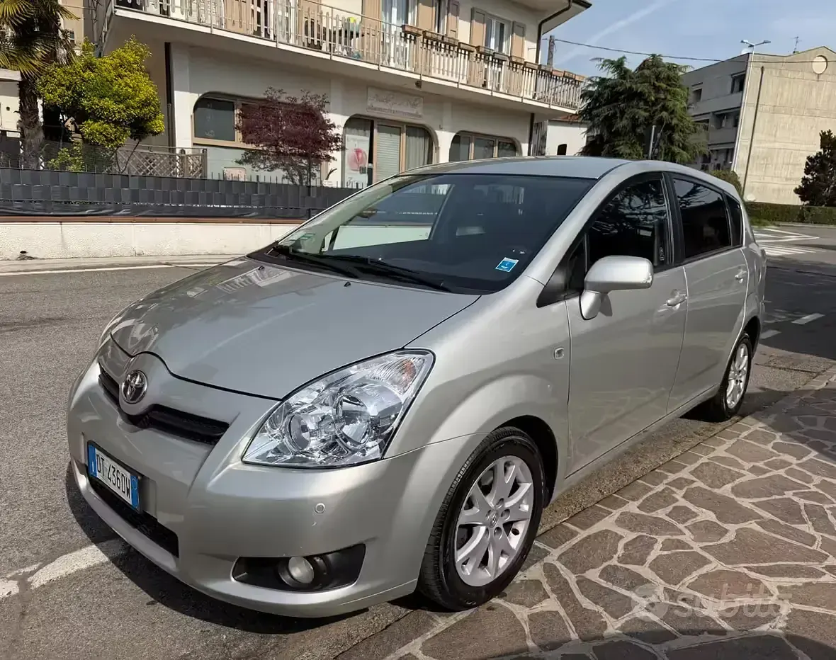 Usata Toyota Corolla Verso 110 CV (80 kW) 2008 Grigio Monovolume