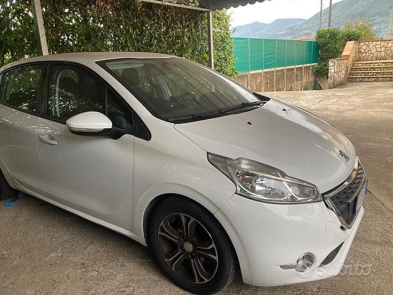 Bianco Usata 2015 Peugeot 208 Allure Utilitaria | 3450 € (Super prezzo) - Immagine 1/4