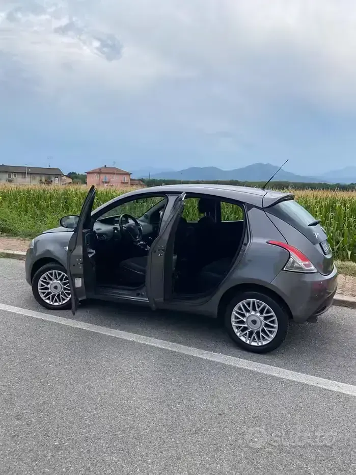 Usata Lancia Ypsilon Gold 95 CV (69 kW) 2015 Grigio Utilitaria