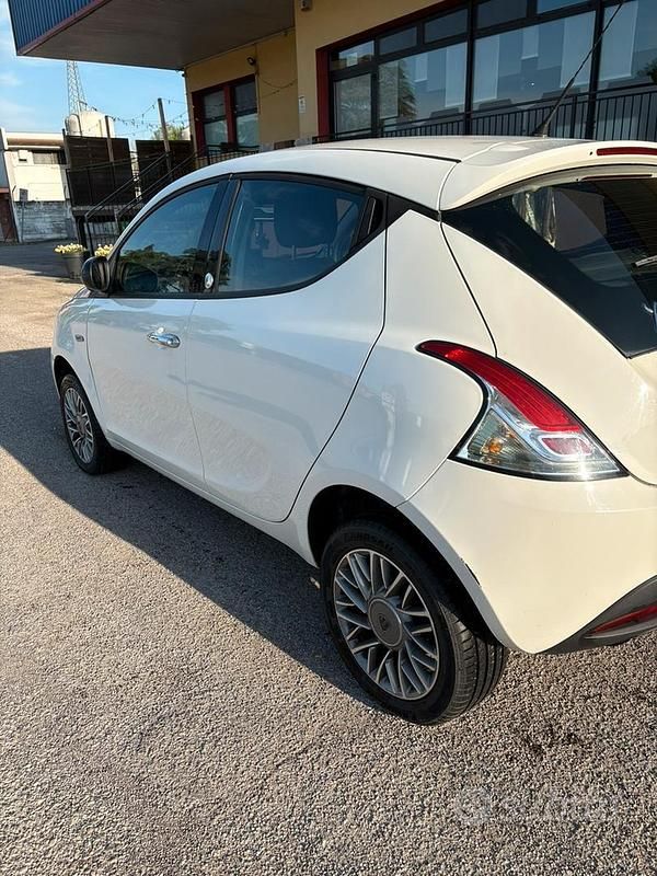 Usata Lancia Ypsilon 85 CV (62 kW) 2013 Bianco Utilitaria