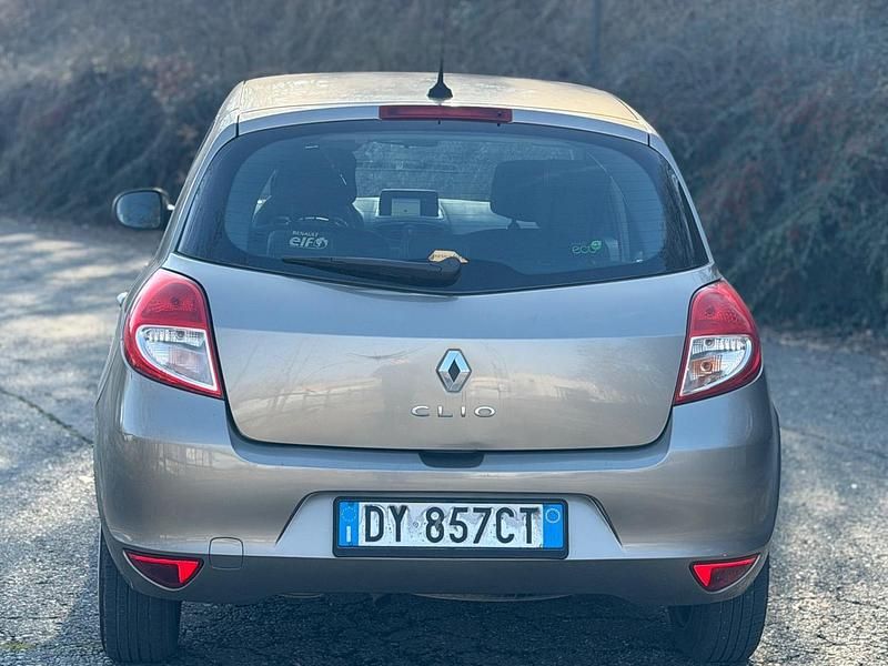 Usata Renault Clio II Luxe 74 CV (54 kW) 2009 Oro Berlina