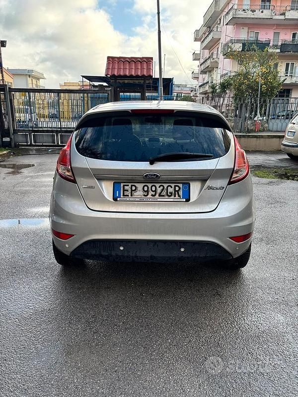 Usata Ford Fiesta Titanium 75 CV (55 kW) 2013 Grigio Utilitaria