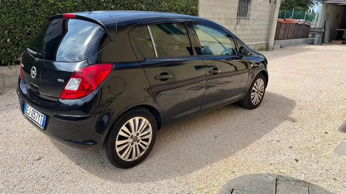 Usata Opel Corsa 75 CV (55 kW) 2011 Nero Utilitaria