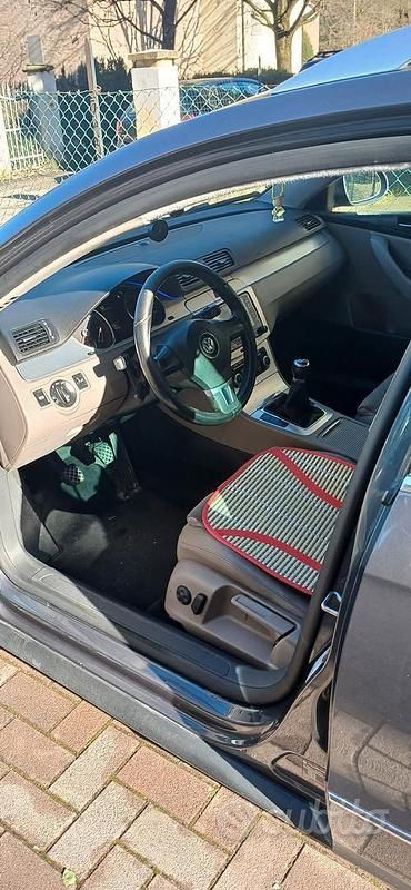 Usata VW Passat 140 CV (102 kW) 2010 Grigio Utilitaria