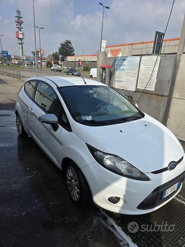 Usata Ford Fiesta 70 CV (51 kW) 2011 Bianco Utilitaria