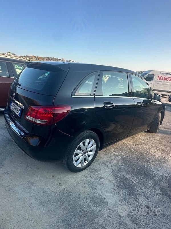 Usata Mercedes B160 Business 109 CV (80 kW) 2017 Nero Monovolume