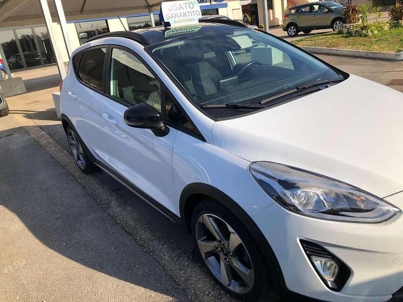 Usata Ford Fiesta Active 101 CV (74 kW) 2019 Bianco Utilitaria
